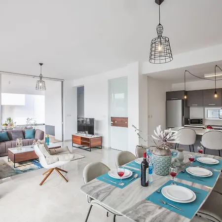 3-schlafzimmer-villa Mit Privatem Pool Im Zentrum By Interhome