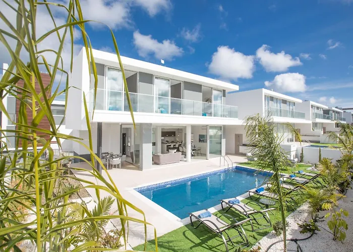 3-schlafzimmer-villa Mit Privatem Pool Im Zentrum By Interhome *