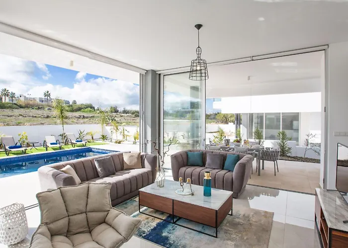 3-schlafzimmer-villa Mit Privatem Pool Im Zentrum By Interhome Casa de Férias