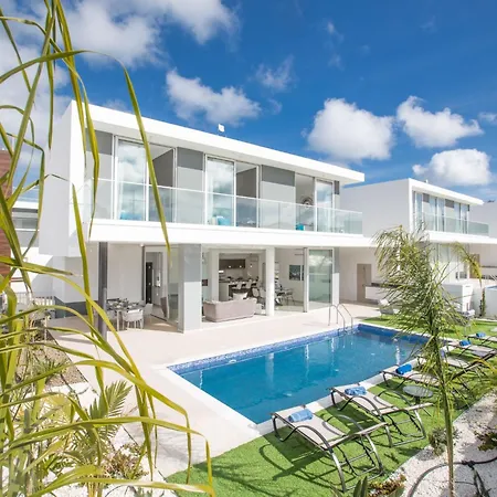 3-schlafzimmer-villa Mit Privatem Pool Im Zentrum By Interhome *