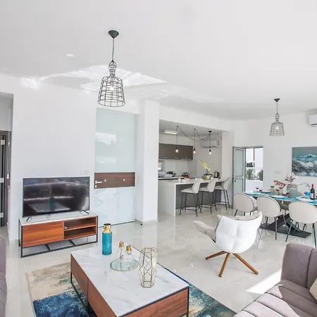 3-schlafzimmer-villa Mit Privatem Pool Im Zentrum By Interhome プロタラス