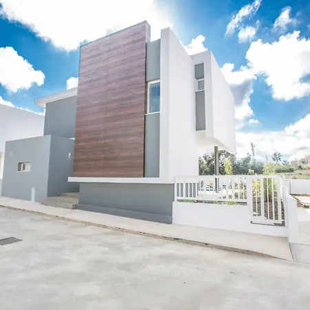3-schlafzimmer-villa Mit Privatem Pool Im Zentrum By Interhome *