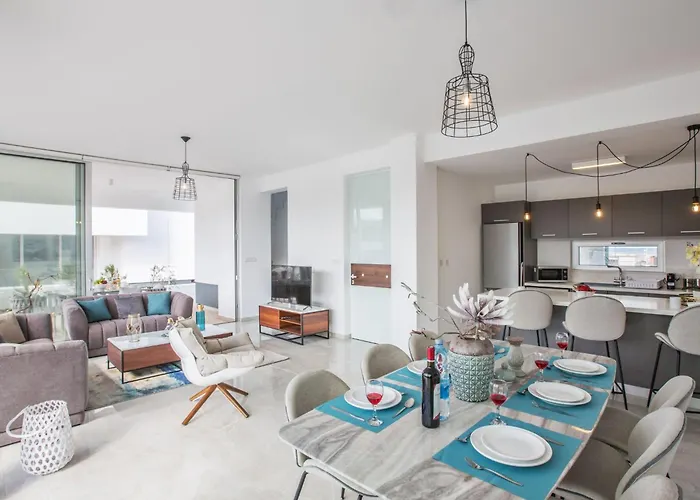 3-schlafzimmer-villa Mit Privatem Pool Im Zentrum By Interhome