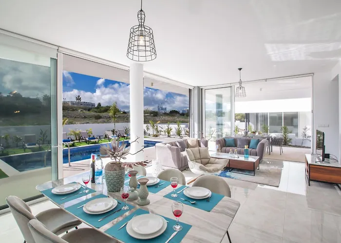 3-schlafzimmer-villa Mit Privatem Pool Im Zentrum By Interhome 別荘 プロタラス