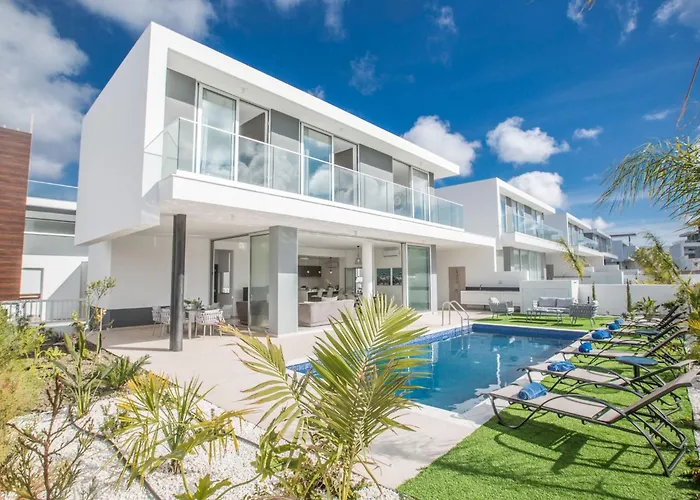 3-schlafzimmer-villa Mit Privatem Pool Im Zentrum By Interhome * プロタラス