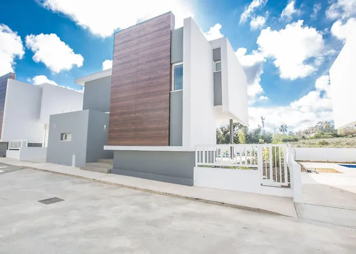 3-schlafzimmer-villa Mit Privatem Pool Im Zentrum By Interhome *